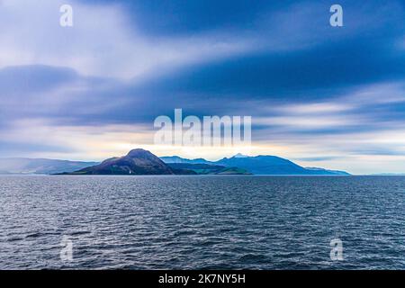 Ein stürmischer Abendhimmel über Holy Island vor der Küste der Isle of Arran, North Ayrshire, Schottland, Großbritannien Stockfoto