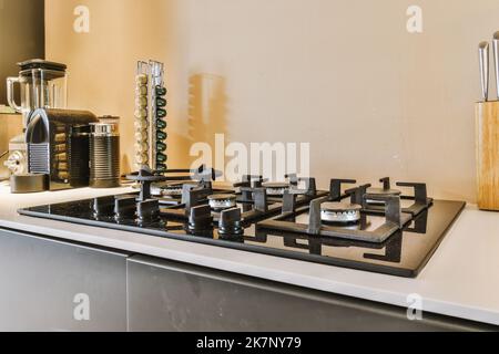 Innenarchitektur der geräumigen leeren Studio-Wohnung mit großen Fenstern und Laminatboden und weißen Wänden mit Küche eingerichtet Stockfoto