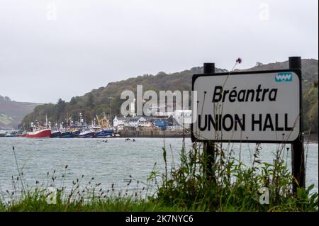 Union Hall, West Cork, Irland. 18. Oktober 2022. Fischer im Fischerdorf Union Hall werden festgemacht und bereiten sich auf eine Met Éireann Orange Weather Warning vor, die heute Abend um 22,00 Uhr in Kraft tritt. Der Wind in der Union Hall erreicht bereits Geschwindigkeiten VON 40kmh und wird im Laufe der Nacht laut Prognosen stürzender sein, wobei für morgen starke Regenfälle und lokale Überschwemmungen erwartet werden. Quelle: AG News/Alamy Live News Stockfoto