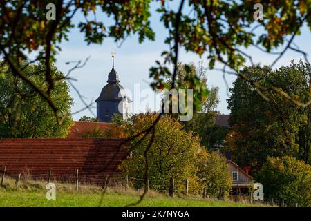 Der Kirchturm von Herleshausen in Hessen Stockfoto