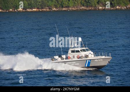 Die griechische Hellenische Küstenwache fährt mit hoher Geschwindigkeit von Igoumenitsa, Griechenland, Europa, auf See Stockfoto