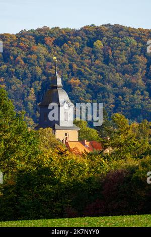 Der Kirchturm von Herleshausen in Hessen Stockfoto