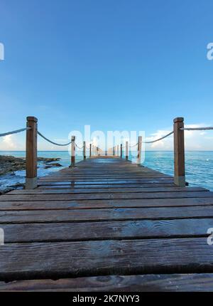 Morgenstimmung auf einem hölzernen Steg in der karibik Stockfoto