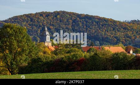 Der Kirchturm von Herleshausen in Hessen Stockfoto