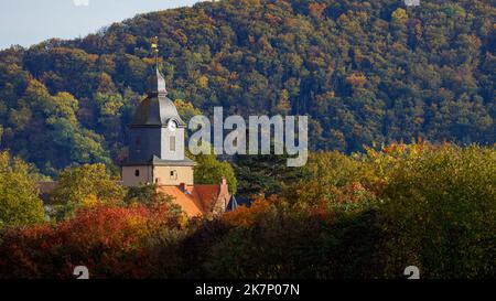 Der Kirchturm von Herleshausen in Hessen Stockfoto