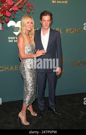 New York, Usa. 17. Oktober 2022. Nicky Hilton Rothschild und James Rothschild nehmen an den God's Love We Deliver 16. Annual Golden Heart Awards im Glasshouse in New York City Teil. (Foto von Ron Adar/SOPA Images/Sipa USA) Quelle: SIPA USA/Alamy Live News Stockfoto