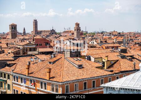 Blick über die Dächer des Fondaco der Tedeschi in Venedig, Italien Stockfoto