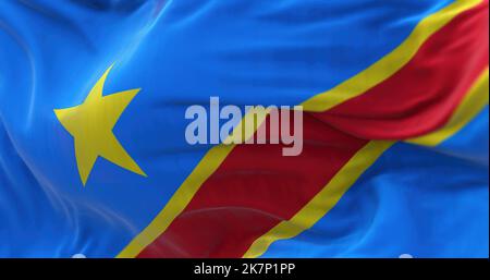 Nahaufnahme der im Wind wehenden Nationalflagge des Kongo. Die Demokratische Republik Kongo ist ein Staat Zentralafrikas. Texturierter Rückengr Stockfoto