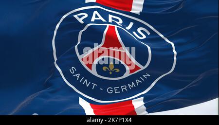 Paris, FRA, September 2022: Nahaufnahme der Flagge des Pariser Fußballvereins Saint Germain. Paris Saint Germain ist ein professioneller Fußballverein mit Sitz in i Stockfoto