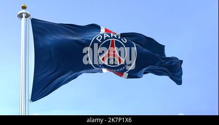 Paris, FRA, Sept. 2022: Die Flagge des Fußballvereins Paris Saint Germain winkt im Wind. Paris Saint Germain ist ein professioneller Fußballverein mit Sitz in Stockfoto