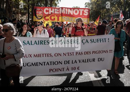 Banner gegen die Löhne von Isère, und für die Erhöhung des Wertes des Punktes auf 10 € für die Mitarbeiter der sozialen Sicherheit. Der von mehreren Gewerkschaften (CGT, FO, FSU, Solidaires) initiierte Tag des 18. Oktober 2022 ist als Aufruf zu einem Generalstreik mit Demonstrationen in vielen Städten in Frankreich gedacht. Zwei Tage nach dem protestmarsch der NUPES in Paris und inmitten des Ölraffinerie-Konflikts sind Forderungen nach einer Erhöhung der Kaufkraft, einer Entschädigung für Inflation und Widerstand gegen die Rentenreform gestellt. Foto von Patrick Batard/ABACAPRESS.COM Stockfoto