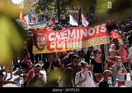 Banner der CGT - Cheminots. Der von mehreren Gewerkschaften (CGT, FO, FSU, Solidaires) initiierte Tag des 18. Oktober 2022 ist als Aufruf zu einem Generalstreik mit Demonstrationen in vielen Städten in Frankreich gedacht. Zwei Tage nach dem protestmarsch der NUPES in Paris und inmitten des Ölraffinerie-Konflikts sind Forderungen nach einer Erhöhung der Kaufkraft, einer Entschädigung für Inflation und Widerstand gegen die Rentenreform gestellt. Foto von Patrick Batard/ABACAPRESS.COM Stockfoto