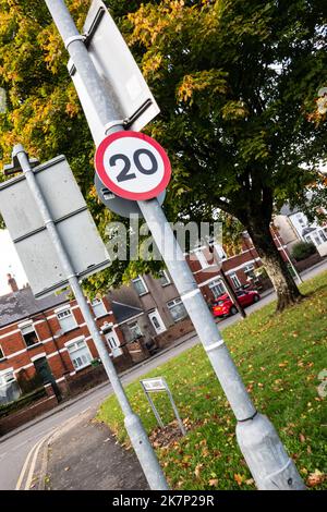 Detailansicht eines britischen 20MPH-Straßengeschwindigkeitsbegrenzungszeichens in einer ruhigen Vorstadtstraße. Aufgrund der Politik der walisischen Regierung. Stockfoto