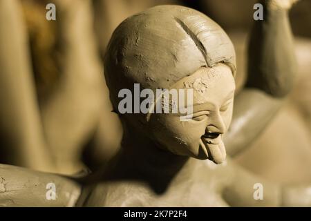 Das Gesicht der Göttin kali Idol, das während des kali Puja- oder diwali-Festivals in westbengalen indien mit Lehm gemeißelt wurde. Stockfoto