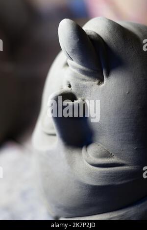 Das Gesicht der Göttin kali Idol, das während des kali Puja- oder diwali-Festivals in westbengalen indien mit Lehm gemeißelt wurde. Stockfoto