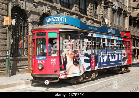 Mailand, Italien - 20. Juli 2015: Alte und alte Straßenbahn auf der Straße von Mailand, die seit 1881 in Betrieb ist Stockfoto