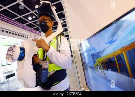 Auf der International ICT Expo im Hong Kong Convention and Exhibition Centre, Wan Chai 13OCT22, wird ein mobiler 3D-Laserscanner vorgestellt. SCMP/Dickson Lee Stockfoto