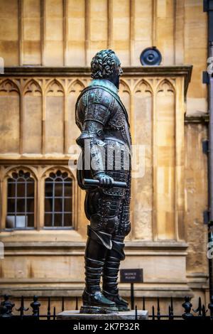 07-07-2019 Oxford England Statue des Earl of Pembroke IM BODLEIAN HOF, RADCLIFFE QUADRAT geboren 1580 - gekleidet in Rüstung und Kniestiefeln mit sc Stockfoto