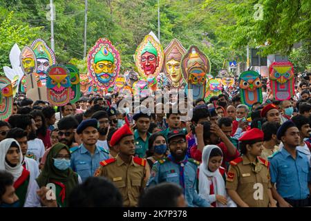 Menschen in Bangladesch nehmen an einer Kundgebung (Mangal Shobhajatra) zur Feier des bengalischen Neujahrs oder Pohela Boishakh Teil. Stockfoto
