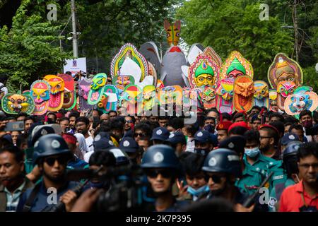Menschen in Bangladesch nehmen an einer Kundgebung (Mangal Shobhajatra) zur Feier des bengalischen Neujahrs oder Pohela Boishakh Teil. Stockfoto