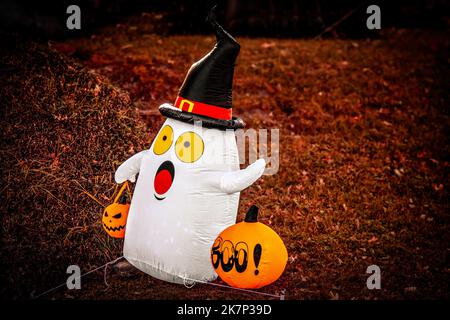 Verängstigter Geist Rasen Schmuck für Halloween - sprengen Geist mit Pilgerhut und Trick or Treat Kürbis Stockfoto