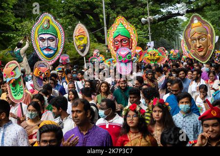 Menschen in Bangladesch nehmen an einer Kundgebung (Mangal Shobhajatra) zur Feier des bengalischen Neujahrs oder Pohela Boishakh Teil. Stockfoto