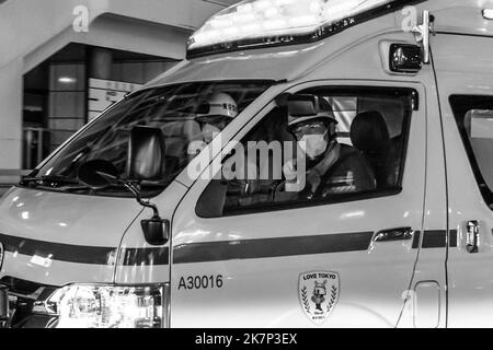 Tokio, Japan. 18. Oktober 2022. Ein Notarzt der Feuerwehr Tokio, der auf einen medizinischen Notfall in Shinjuku reagiert. Öffentliche Sicherheit Rettungsdienste für den Notfall. Rettungssanitäter.Stockszenen aus Shinjuku, einem großen kommerziellen Durchgangsviertel in Tokio mit vielen Geschäften, Büros, Restaurants, Einzelhandelsgeschäften, Hotels und einem großen Bahnhof mit den JR East Lines, Keio und Tokyo Metro öffentlichen Verkehrsmitteln schweren Bahnlinien. Kredit: ZUMA Press, Inc./Alamy Live Nachrichten Stockfoto