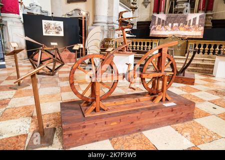 Eine Ausstellung der Erfindungen von Leonardo da Vinci im Da Vinci Museum in Venedig, Italien Stockfoto