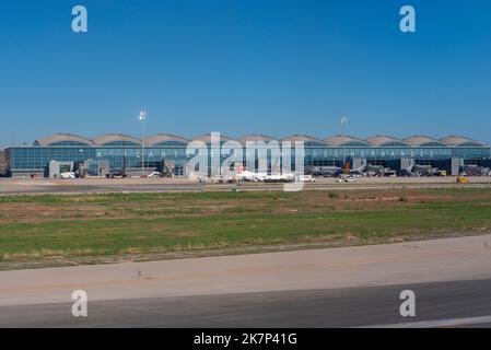 Flughafen Alicante Elche Miguel Hernández Terminal, Spanien, Europa. 2021 wurde der Flughafen in Aeropuerto de Alicante–Elche Miguel Hernández umbenannt Stockfoto