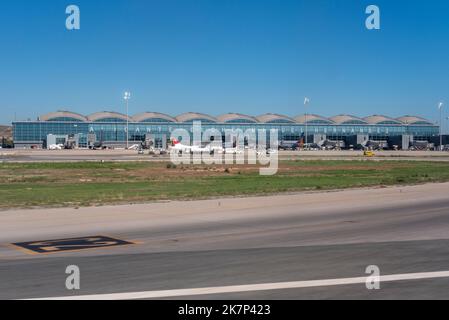 Flughafen Alicante Elche Miguel Hernández Terminal, Spanien, Europa. 2021 wurde der Flughafen in Aeropuerto de Alicante–Elche Miguel Hernández umbenannt Stockfoto