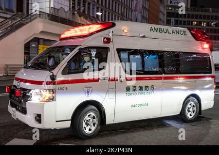 Tokio, Japan. 18. Oktober 2022. Ein Notarzt der Feuerwehr Tokio, der auf einen medizinischen Notfall in Shinjuku reagiert. Öffentliche Sicherheit Rettungsdienste für den Notfall. Rettungssanitäter.Stockszenen aus Shinjuku, einem großen kommerziellen Durchgangsviertel in Tokio mit vielen Geschäften, Büros, Restaurants, Einzelhandelsgeschäften, Hotels und einem großen Bahnhof mit den JR East Lines, Keio und Tokyo Metro öffentlichen Verkehrsmitteln schweren Bahnlinien. Kredit: ZUMA Press, Inc./Alamy Live Nachrichten Stockfoto