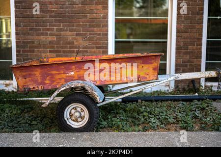 Alter Trailer vor einem Haus Stockfoto