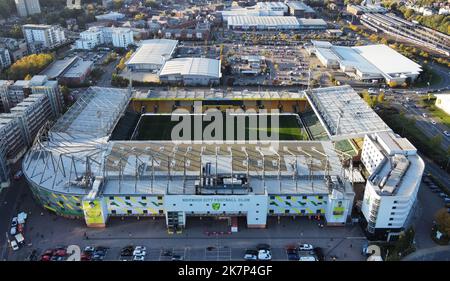 Norwich, Großbritannien. 18. Oktober 2022. Ein allgemeiner Blick auf den Boden vor dem Sky Bet Championship-Spiel zwischen Norwich City und Luton Town in der Carrow Road am 18. 2022. Oktober in Norwich, England. (Foto von Mick Kearns/phcimages.com) Credit: PHC Images/Alamy Live News Stockfoto