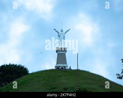 Jericó, Antioquia, Kolumbien - April 5 2022: Statue von Christus dem Erlöser auf dem Gipfel des Hügels Stockfoto