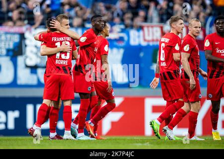 Stuttgart, Deutschland. 18. Oktober 2022. Fußball: DFB-Pokal, Stuttgarter Kickers - Eintracht Frankfurt, 2.. Runde, GAZI-Stadion an der Waldau. Der Frankfurter Hrvoje Smolcic (2. v.l.) feiert mit dem Frankfurter Rafael Borre (l.) nach seinem Ziel, 0:2 zu erreichen. Quelle: Tom Weller/dpa - Nutzung nur nach schriftl. Vereinbarung mit der dpa/Alamy Live News Stockfoto