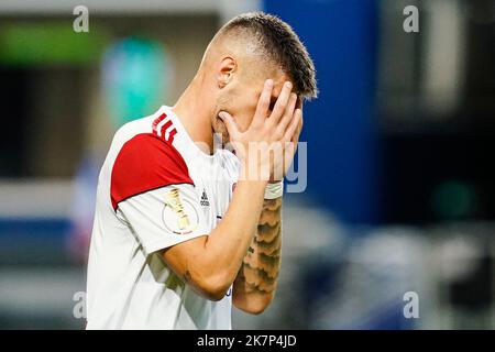 Mannheim, Deutschland. 18. Oktober 2022. Fußball: DFB-Pokal, SV Waldhof Mannheim - 1. FC Nürnberg, 2. Runden, Carl-Benz Stadion. Der Nürnberger Erik Wekesser hat seine Hände vor seinem Gesicht. Kredit: Uwe Anspach/dpa - Nutzung nur nach schriftlichem Vereinbarung mit der dpa/Alamy Live News Stockfoto