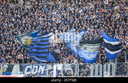 Leipzig, Deutschland. 18. Oktober 2022. Fußball: DFB-Pokal, 2.. Runde, RB Leipzig - Hamburger SV in der Red Bull Arena. Die Hamburger Fans jubeln ihrem Team zu. Kredit: Jan Woitas/dpa - Nutzung nur nach schriftlicher Vereinbarung mit der dpa/Alamy Live News Stockfoto