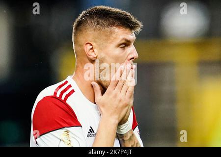 Mannheim, Deutschland. 18. Oktober 2022. Fußball: DFB-Pokal, SV Waldhof Mannheim - 1. FC Nürnberg, 2. Runden, Carl-Benz Stadion. Der Nürnberger Erik Wekesser streichelt sich mit den Händen ins Gesicht. Kredit: Uwe Anspach/dpa - Nutzung nur nach schriftlichem Vereinbarung mit der dpa/Alamy Live News Stockfoto