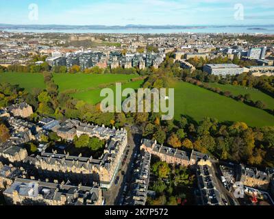 Luftaufnahme des Marchmont-Viertels und des Meadows-Parks in Edinburgh, Schottland, Großbritannien Stockfoto