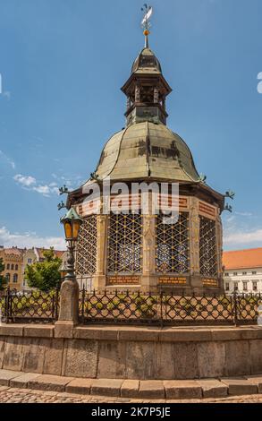 Deutschland, Wismar - 13. Juli 2022: Nahaufnahme der Wasserkunst, Duch Renaissance-Denkmal auf der Spitze der natürlichen Wasserquelle unter blauem Himmel, in zentraler Lage Stockfoto
