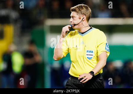 Mannheim, Deutschland. 18. Oktober 2022. Fußball: DFB-Pokal, SV Waldhof Mannheim - 1. FC Nürnberg, 2. Runden, Carl-Benz Stadion. Schiedsrichter Christian Dingert pfeift. Kredit: Uwe Anspach/dpa - Nutzung nur nach schriftlichem Vereinbarung mit der dpa/Alamy Live News Stockfoto