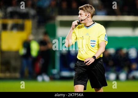 Mannheim, Deutschland. 18. Oktober 2022. Fußball: DFB-Pokal, SV Waldhof Mannheim - 1. FC Nürnberg, 2. Runden, Carl-Benz Stadion. Schiedsrichter Christian Dingert pfeift. Kredit: Uwe Anspach/dpa - Nutzung nur nach schriftlichem Vereinbarung mit der dpa/Alamy Live News Stockfoto