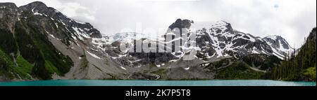 Foto des Upper Joffre Lake und des Matier Glacier an einem bewölkten Morgen. Joffre Lakes Provincial Park, zwischen Squamish und Lilooet, British Columbi Stockfoto