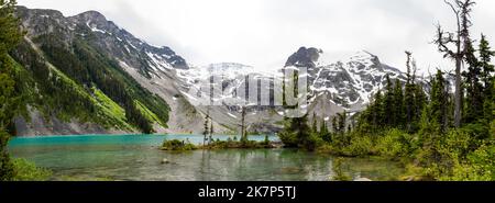 Foto des Upper Joffre Lake und des Matier Glacier an einem bewölkten Morgen. Joffre Lakes Provincial Park, zwischen Squamish und Lilooet, British Columbi Stockfoto