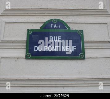 Typisches Pariser Straßenschild mit der Rue du Pont Neuf im Pariser Arrondissement 1.. Stockfoto