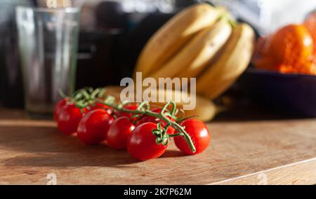 Cherry-Tomaten am Rebstock. Stockfoto