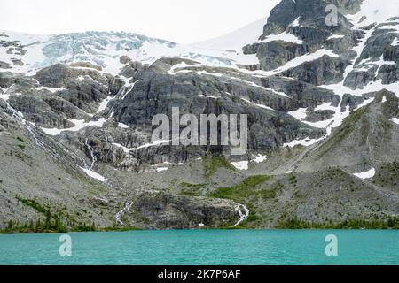 Foto des Upper Joffre Lake und des Matier Glacier an einem bewölkten Morgen. Joffre Lakes Provincial Park, zwischen Squamish und Lilooet, British Columbi Stockfoto