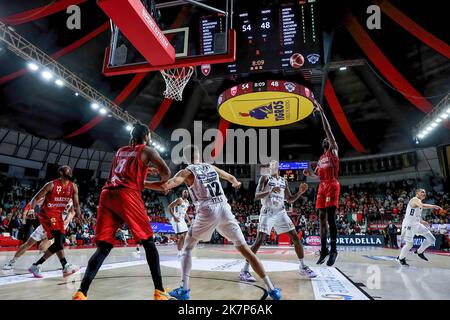 Varese, Italien. 16. Oktober 2022. Tariq Owens #41 von Pallacanestro Varese OpenJobMetis in Aktion während des LBA Lega Basket Ein Spiel der regulären Saison 2022/23 zwischen OpenJobMetis Varese und Dolomiti Energia Trentino in der Enerxenia Arena, Varese. Endnote: Varese 91 - 94 Trentino (Foto: Fabrizio Carabelli/SOPA Images/Sipa USA) Quelle: SIPA USA/Alamy Live News Stockfoto