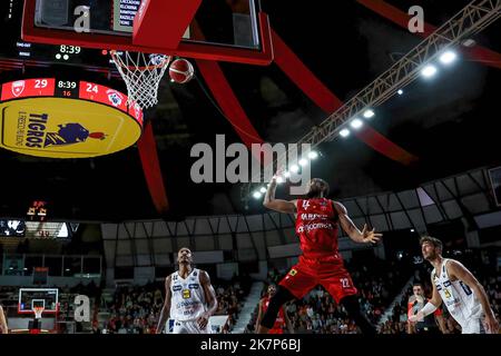 Varese, Italien. 16. Oktober 2022. Markel Brown #22 von Pallacanestro Varese OpenJobMetis in Aktion während des LBA Lega Basket Ein Spiel der regulären Saison 2022/23 zwischen OpenJobMetis Varese und Dolomiti Energia Trentino in der Enerxenia Arena, Varese. Endnote: Varese 91 - 94 Trentino (Foto: Fabrizio Carabelli/SOPA Images/Sipa USA) Quelle: SIPA USA/Alamy Live News Stockfoto