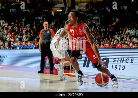 Varese, Italien. 16. Oktober 2022. Jaron Johnson #92 von Pallacanestro Varese OpenJobMetis in Aktion während des LBA Lega Basket Ein Spiel der regulären Saison 2022/23 zwischen OpenJobMetis Varese und Dolomiti Energia Trentino in der Enerxenia Arena, Varese. Endnote: Varese 91 - 94 Trentino (Foto: Fabrizio Carabelli/SOPA Images/Sipa USA) Quelle: SIPA USA/Alamy Live News Stockfoto